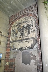 <p>Bij de hoofdentree is op de beletage een voormalige toegang naar de traptoren dichtgezet. Daarboven is een gevelsteen ingemetseld met een inscriptie die verwijst naar een verbouwing in 1612. Het is onduidelijk welke werkzaamheden destijds zijn uitgevoerd en hoe ingrijpend deze zijn geweest. </p>
